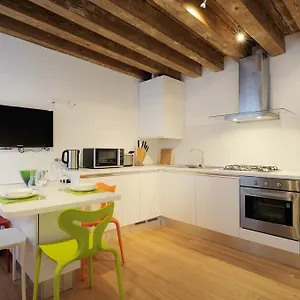  Apartment The Lion's House Apt1 Italy